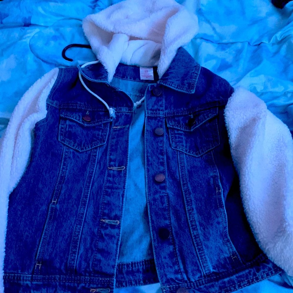 Jean jacket with free sleeves and Hood